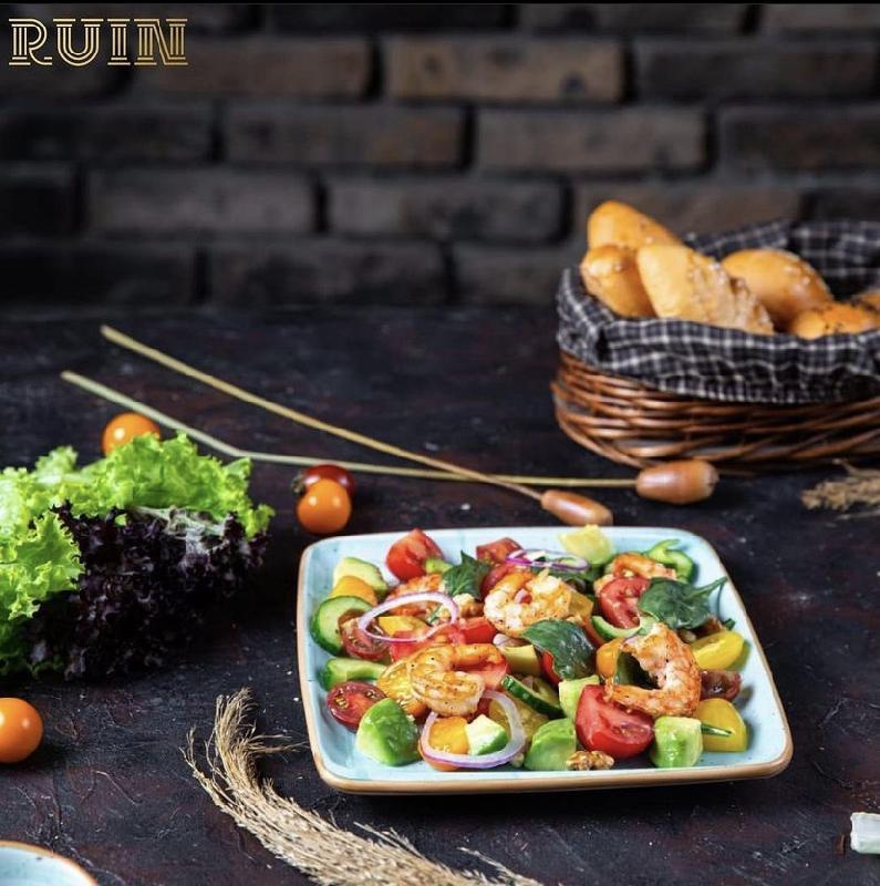 Toyuqlu və krevetli sezar salatı