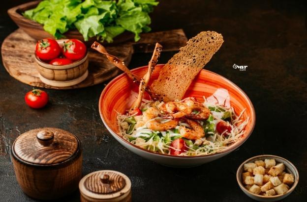 Krevetli sezar salatı