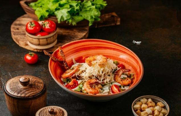 Toyuqlu və krevetli sezar salatı