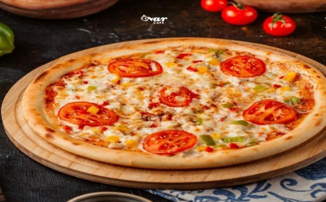 Toyuqlu və pomidorlu pizza