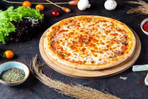 Göbələkli salami pizza