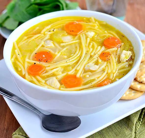 Toyuq noodle şorbas