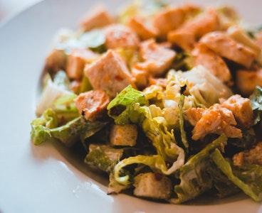Toyuq salatı