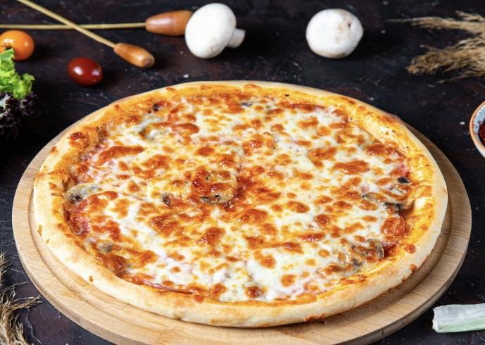 Göbələkli salami pizza