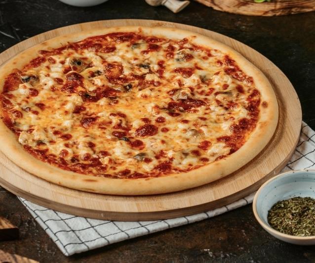 Toyuqlu və göbələkli pizza