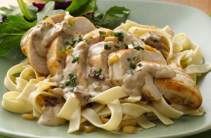 Toyuq tagliatelle