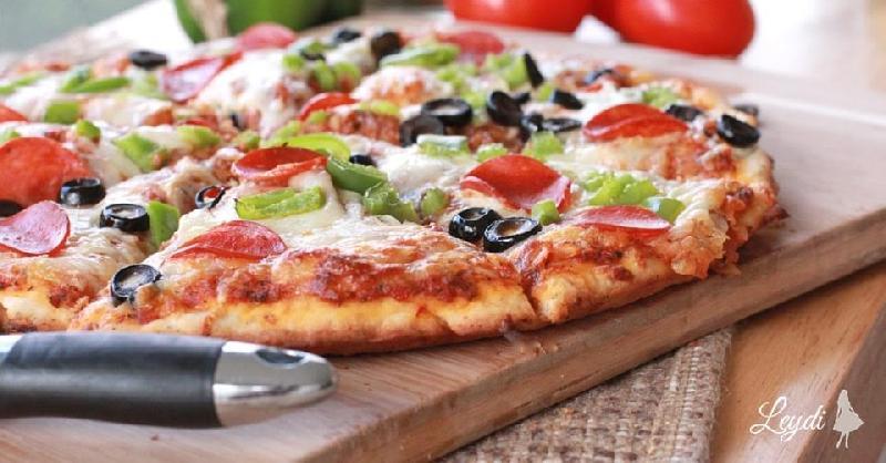Göbələkli salami pizza 