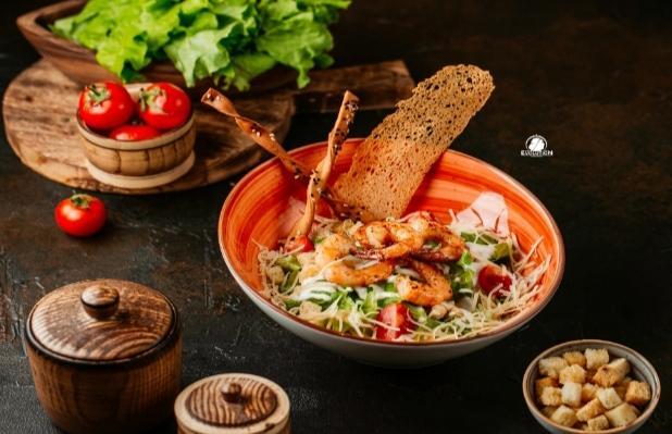 Krevetli sezaz salatı