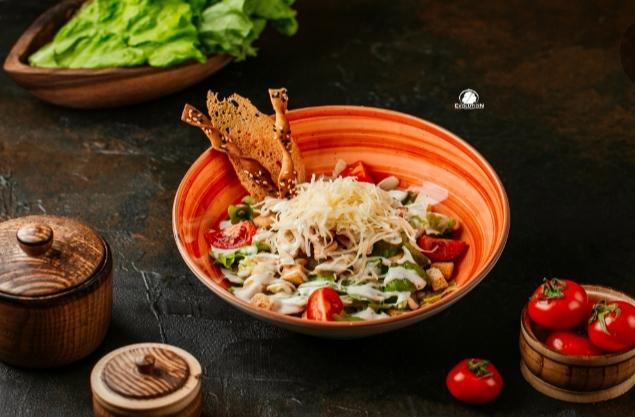 Toyuqlu sezar salatı