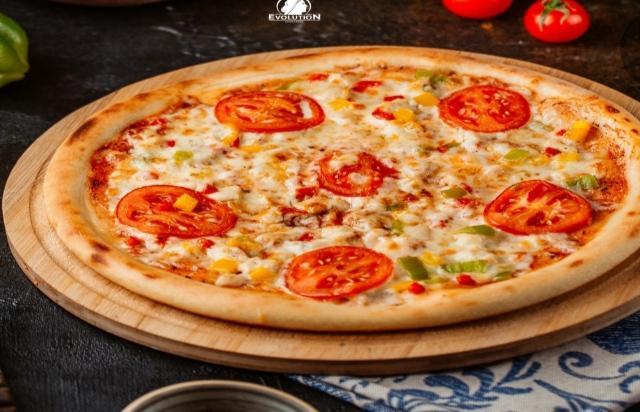 Toyuqlu və pomidorlu pizza