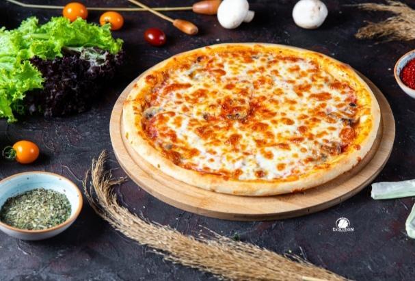 Göbələkli salami pizza