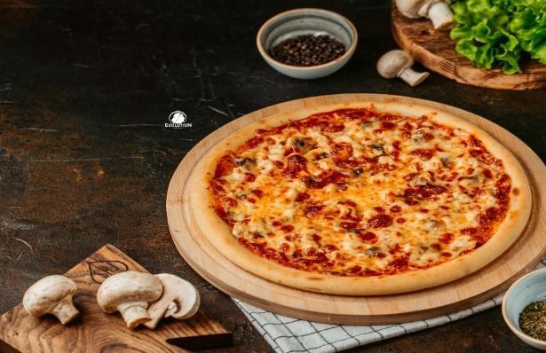 Toyuqlu və göbələkli pizza 