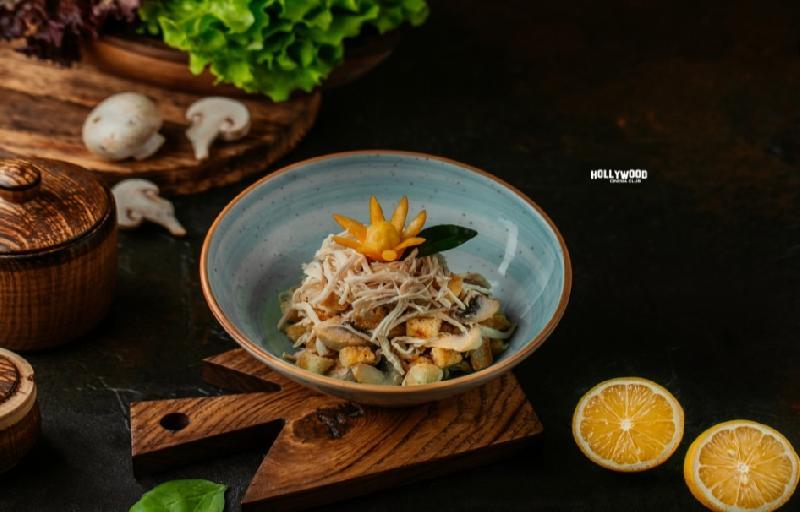 Toyuq salatı 