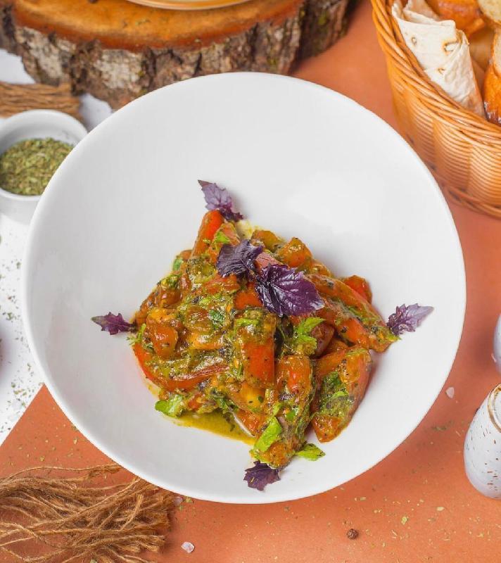 Gürcüsayağı pomidor salatı