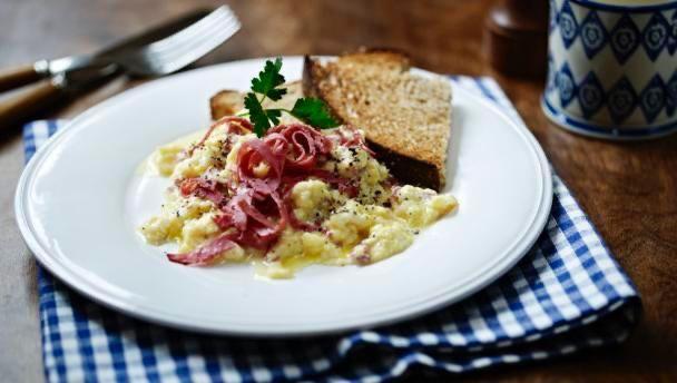 Scrambled eggs with cheese and pastrami 