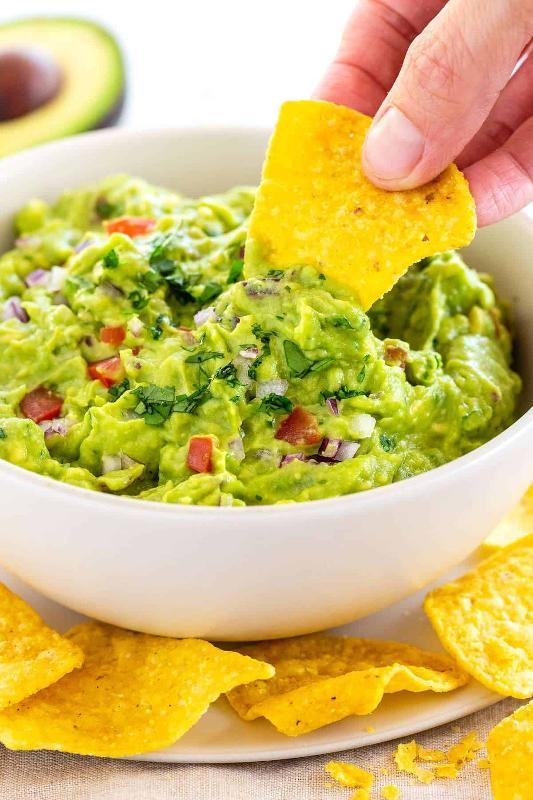 AVOCADO GUACAMOLE WITH SPICY CHIPS