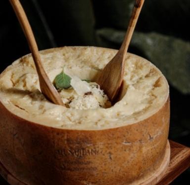  RISOTTO IN PARMESAN WHEEL WITH TRUFFLE SAUCE