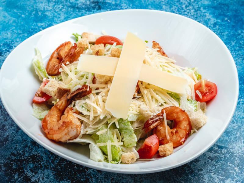 Krevetlı Sezar salatı 
