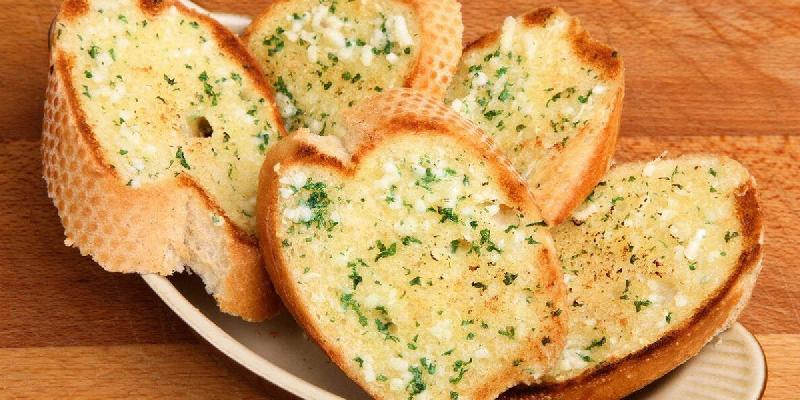 Sarımsaqlı Parmesanlı Grenkelər
