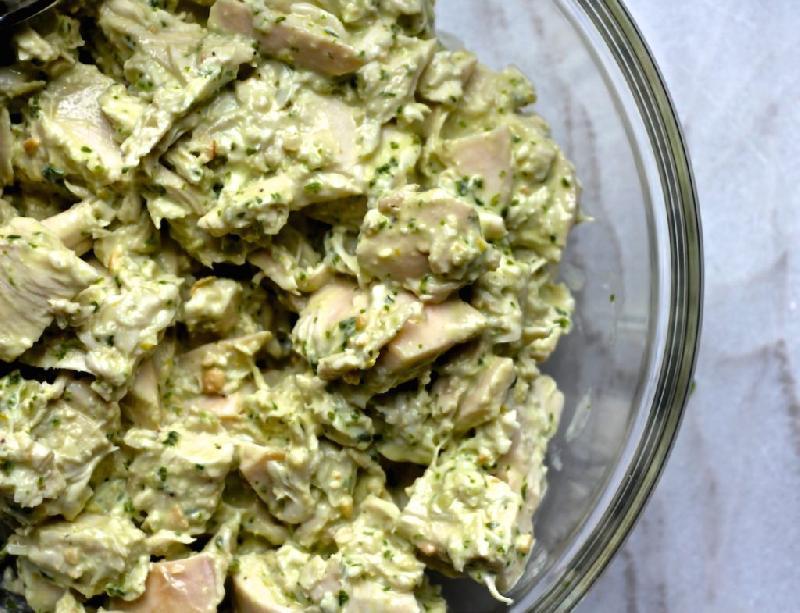 Pestro souslu toyuq salatı 