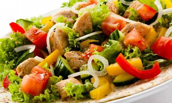 Ekzotik toyuq salatı 