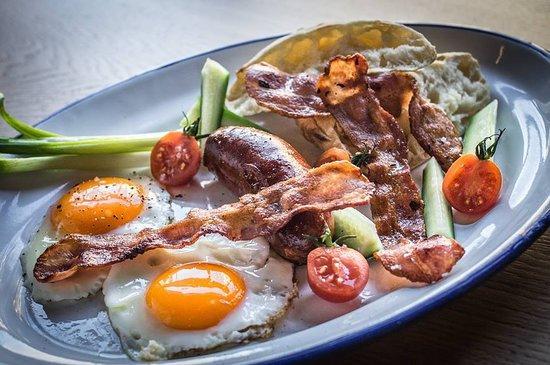 FULL HUNGARIAN BREAKFAST 