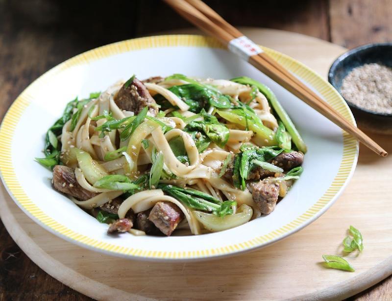 GYÖMBÉRES MARHAPÖRKÖLT UDON TÉSZTA, PAK CHOI, SZEZÁM, GYÖMBÉRES UBORKASALÁTA