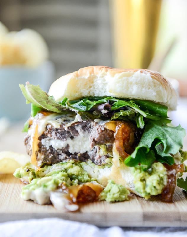 KECSKESAJT BURGER, SALÁTA (V)