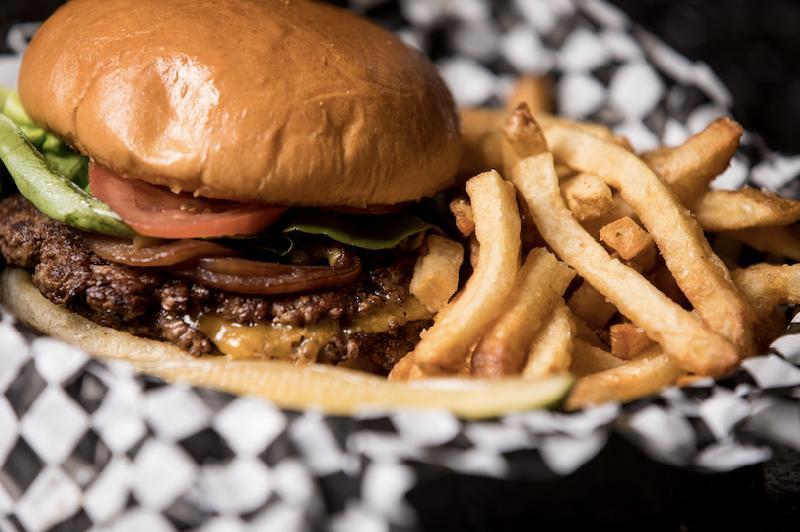 CLASSIC BURGER, VEGYES SÜLTKRUMPLI