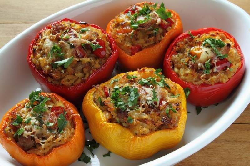 Töltött paprika, paradicsom, sült nudli