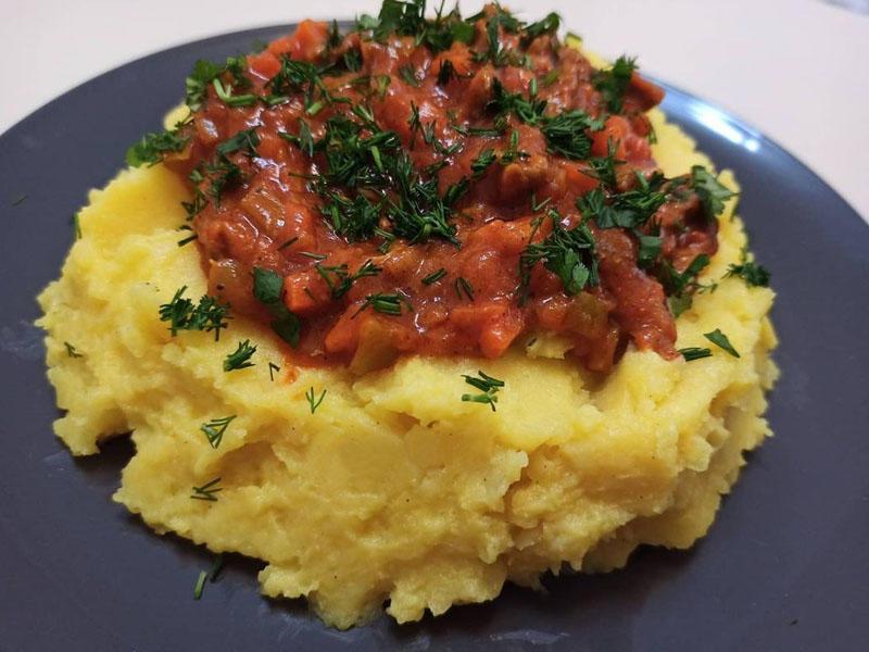 Vörösboros ökörgulyás, burgonyafánk, kovászolt kel