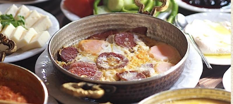 Kolbasa yumurta