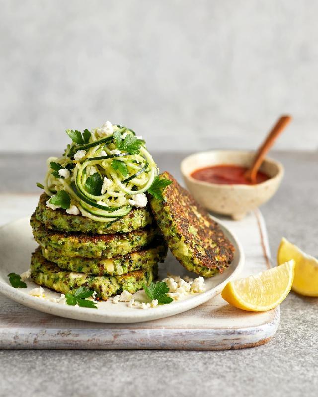 Cukkini-csicseriborsó fasírt, édesköményes quinoa saláta, guacamole 