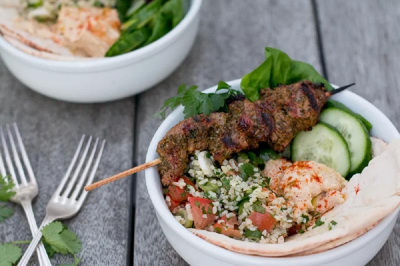 Humusz, báránykebap, tabouleh, házi pita