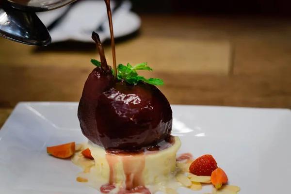 “Sericaia”,poached pear