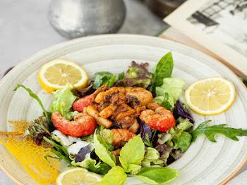Qarışıq dəniz məhsulları salatı