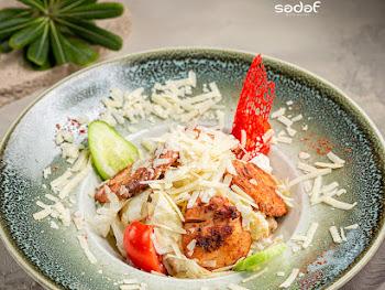 Sezar salatı hisə verilmiş qızıl balıqla