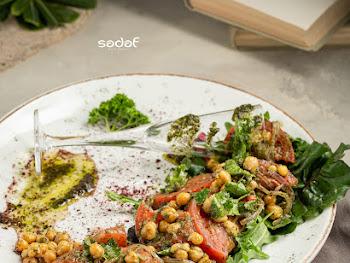 Soslu noxudlu pomidor salatı