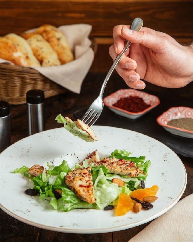 Diet toyuq salatı