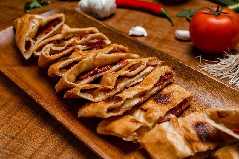 Sucuqlu pide
