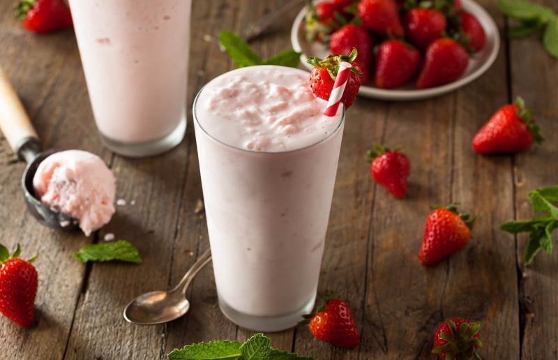Çiyələkli milkshake