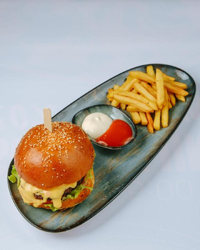 Ət Burger ilə