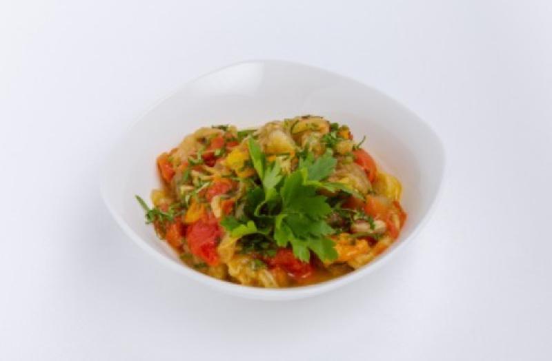 Manqalda toyuq salatı