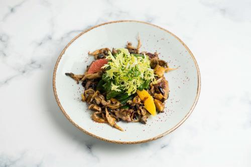 Салат с куриной печенью и шпинатом  / 230г