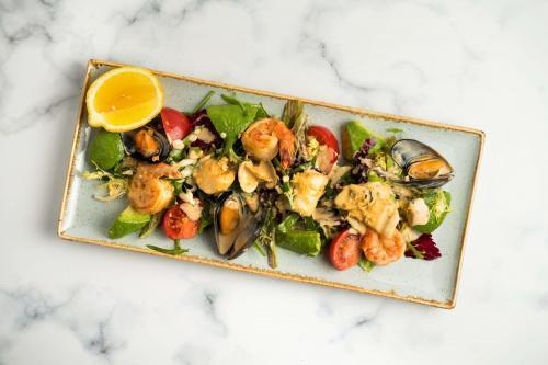 Салат с морепродуктами   / 250г
