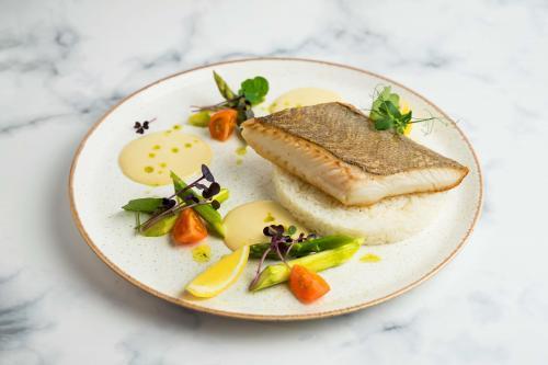Палтус с лимонным соусом и спаржей   / 250г