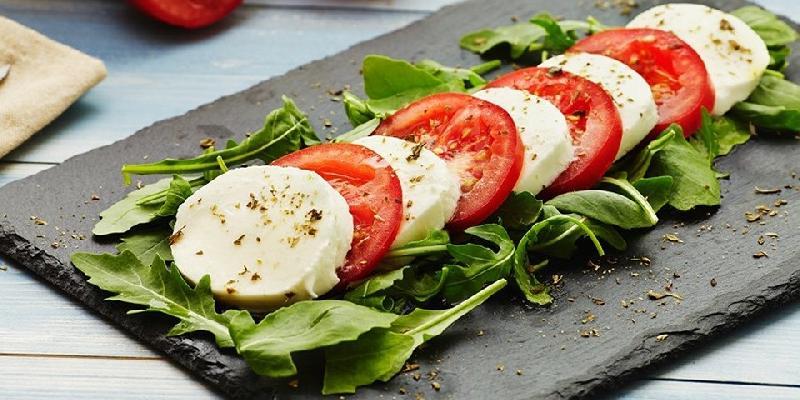 Моцарелла с помидорами и соусом из базилика