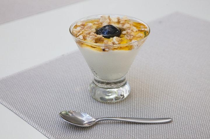 Мацони с медом и грецкими орехами