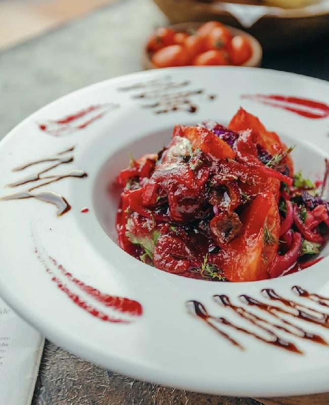 Vişnəli pomidor salatı