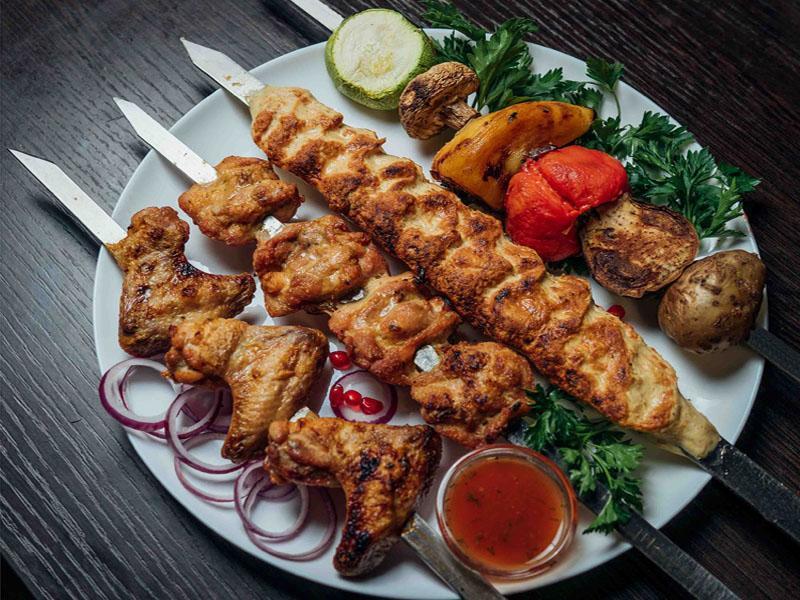 Ассорти из шашлыков  с овощами.